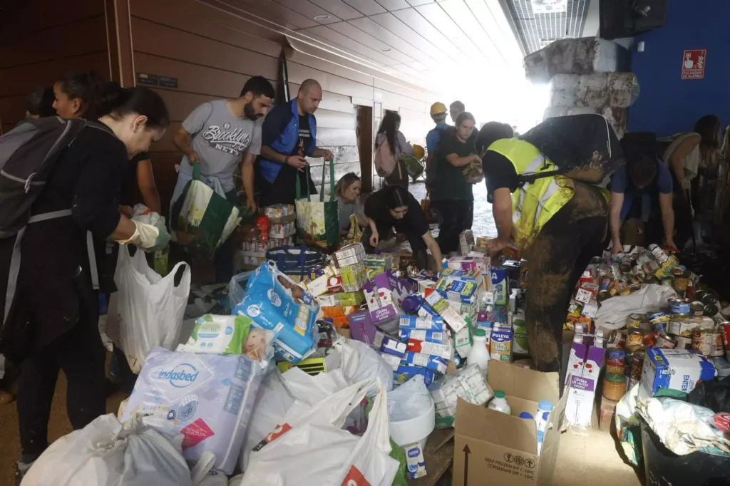 El auditorio de Paiporta convertido en banco de alimentos / J.M.López